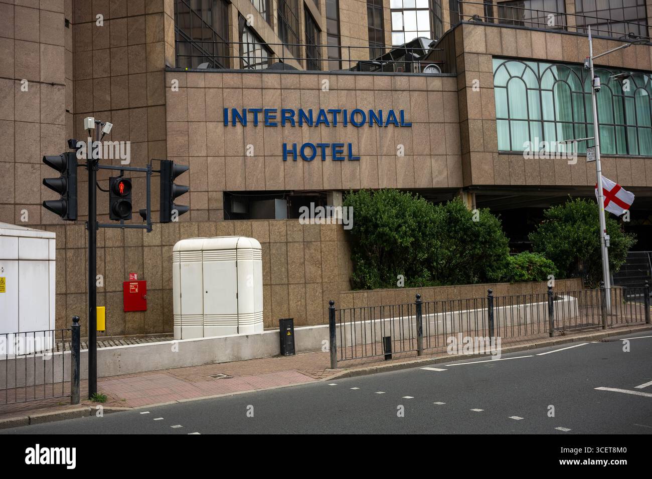 Londres, Royaume-Uni. 19 août 2025. Les fournitures arrivent à l'hôtel Britannia International, Canary Wharf London, pour le convertir à un usage normal après qu'il a été signalé qu'il a cessé d'être un hôtel de migrants. Les drapeaux de l'Union et de George flottent sur des lampadaires autour de l'hôtel. Crédit : Ian Davidson/Alamy Live News Banque D'Images