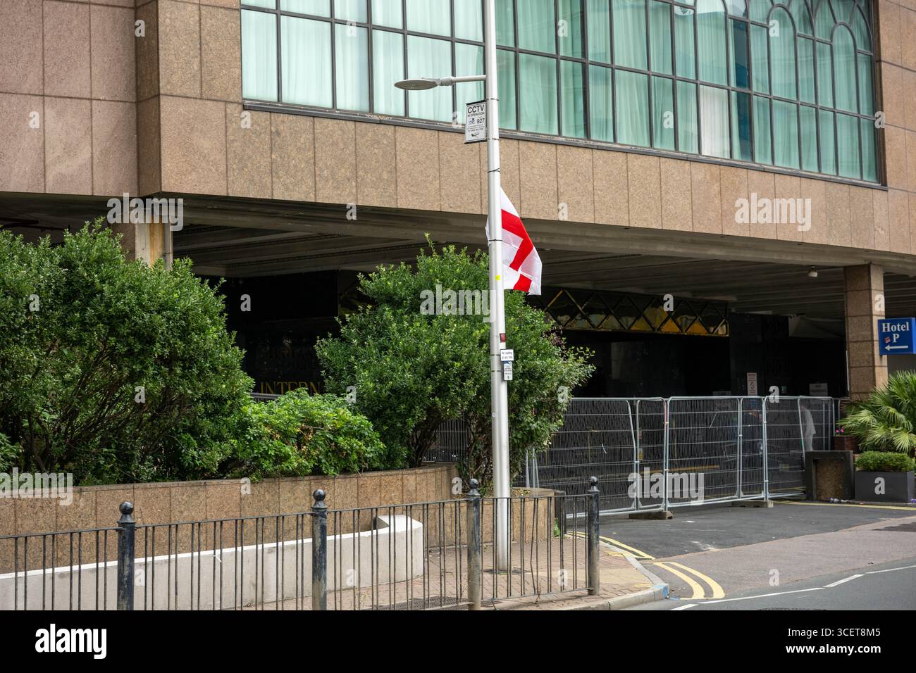 Londres, Royaume-Uni. 19 août 2025. Les fournitures arrivent à l'hôtel Britannia International, Canary Wharf London, pour le convertir à un usage normal après qu'il a été signalé qu'il a cessé d'être un hôtel de migrants. Les drapeaux de l'Union et de George flottent sur des lampadaires autour de l'hôtel. Crédit : Ian Davidson/Alamy Live News Banque D'Images