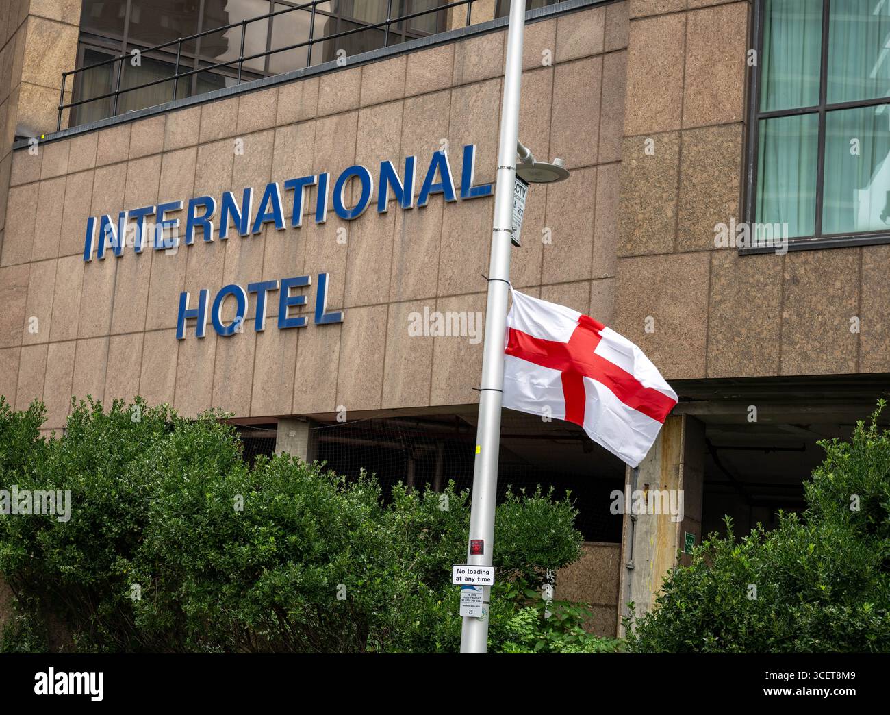 Londres, Royaume-Uni. 19 août 2025. Les fournitures arrivent à l'hôtel Britannia International, Canary Wharf London, pour le convertir à un usage normal après qu'il a été signalé qu'il a cessé d'être un hôtel de migrants. Les drapeaux de l'Union et de George flottent sur des lampadaires autour de l'hôtel. Crédit : Ian Davidson/Alamy Live News Banque D'Images