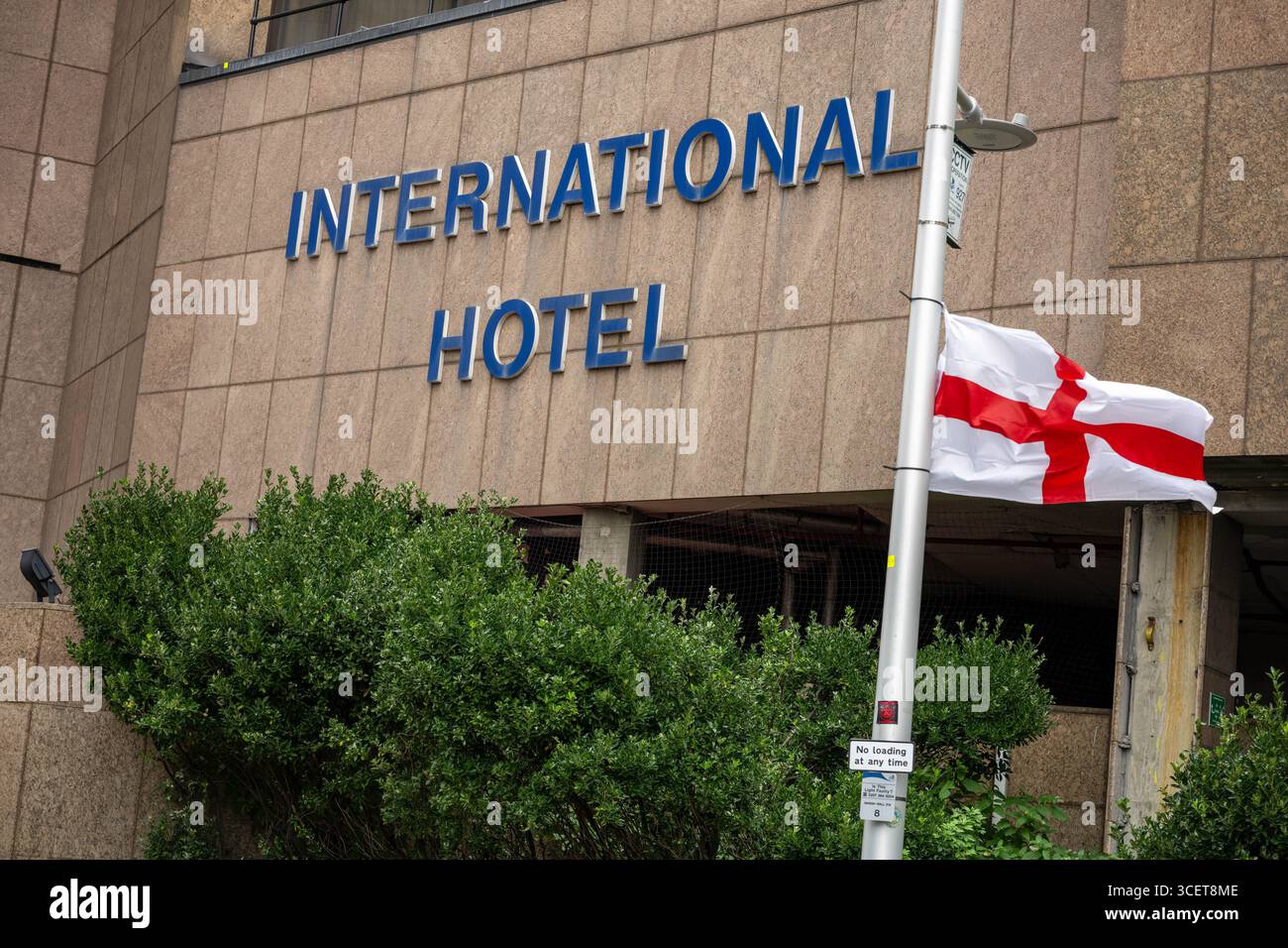 Londres, Royaume-Uni. 19 août 2025. Les fournitures arrivent à l'hôtel Britannia International, Canary Wharf London, pour le convertir à un usage normal après qu'il a été signalé qu'il a cessé d'être un hôtel de migrants. Les drapeaux de l'Union et de George flottent sur des lampadaires autour de l'hôtel. Crédit : Ian Davidson/Alamy Live News Banque D'Images