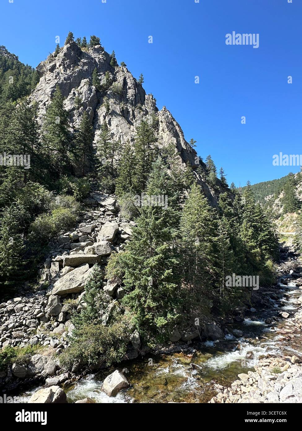 Boulder Creek à Boulder, Colorado, un jour d'été. Banque D'Images