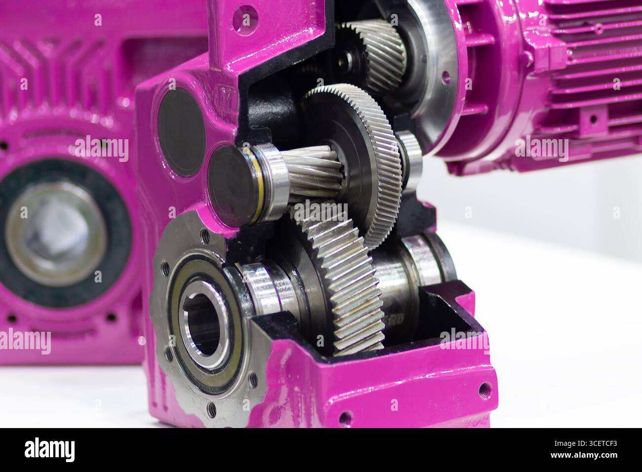 Gros plan de la boîte de vitesses sur le grand moteur électrique de l'usine d'équipement industriel. Industrie Banque D'Images
