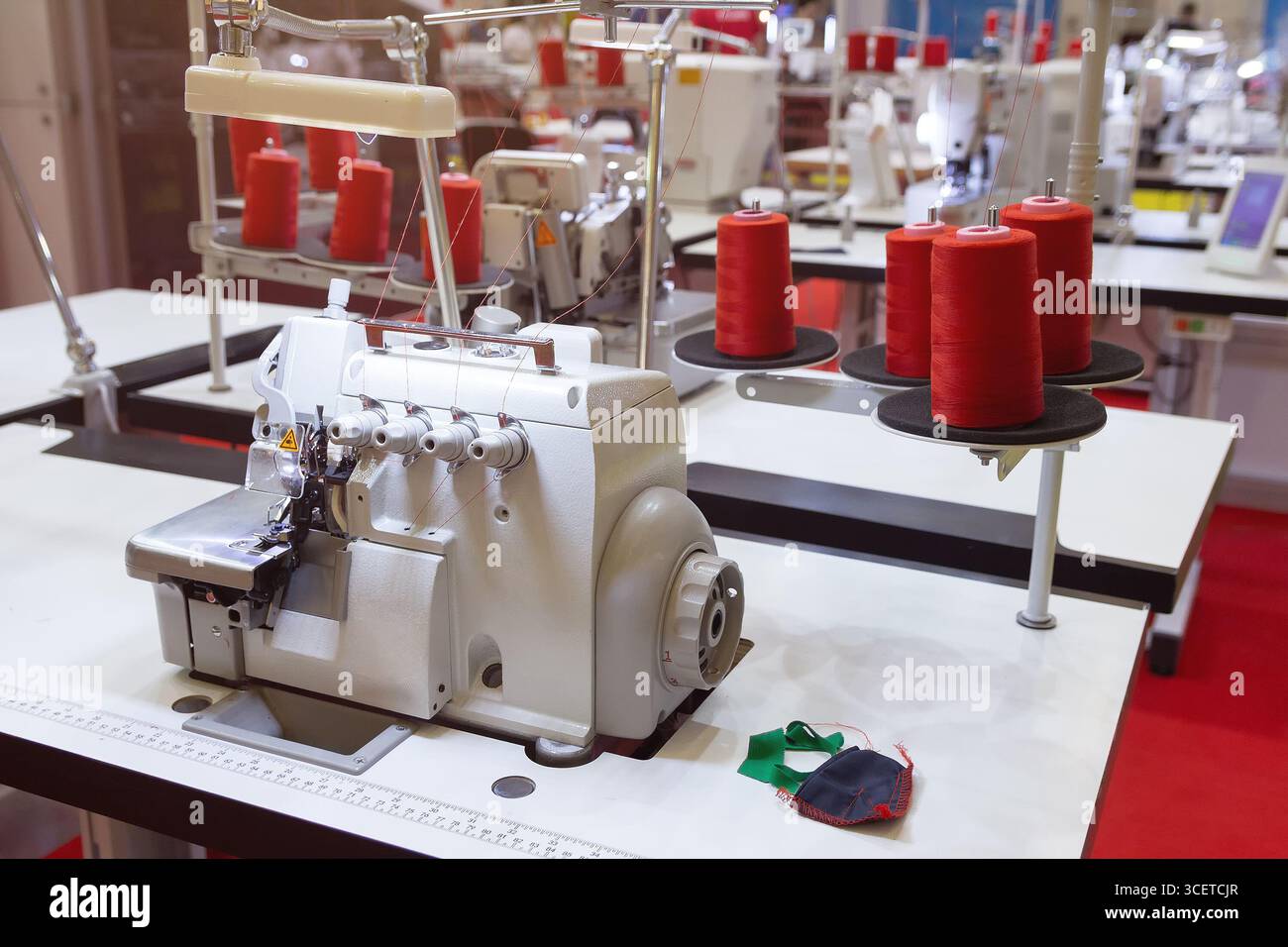 Machine à coudre informatisée moderne à l'usine. Industrie Banque D'Images