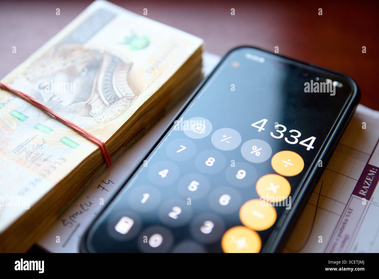 Diffusion des billets de banque zloty polonais sur le bureau avec la calculatrice Banque D'Images