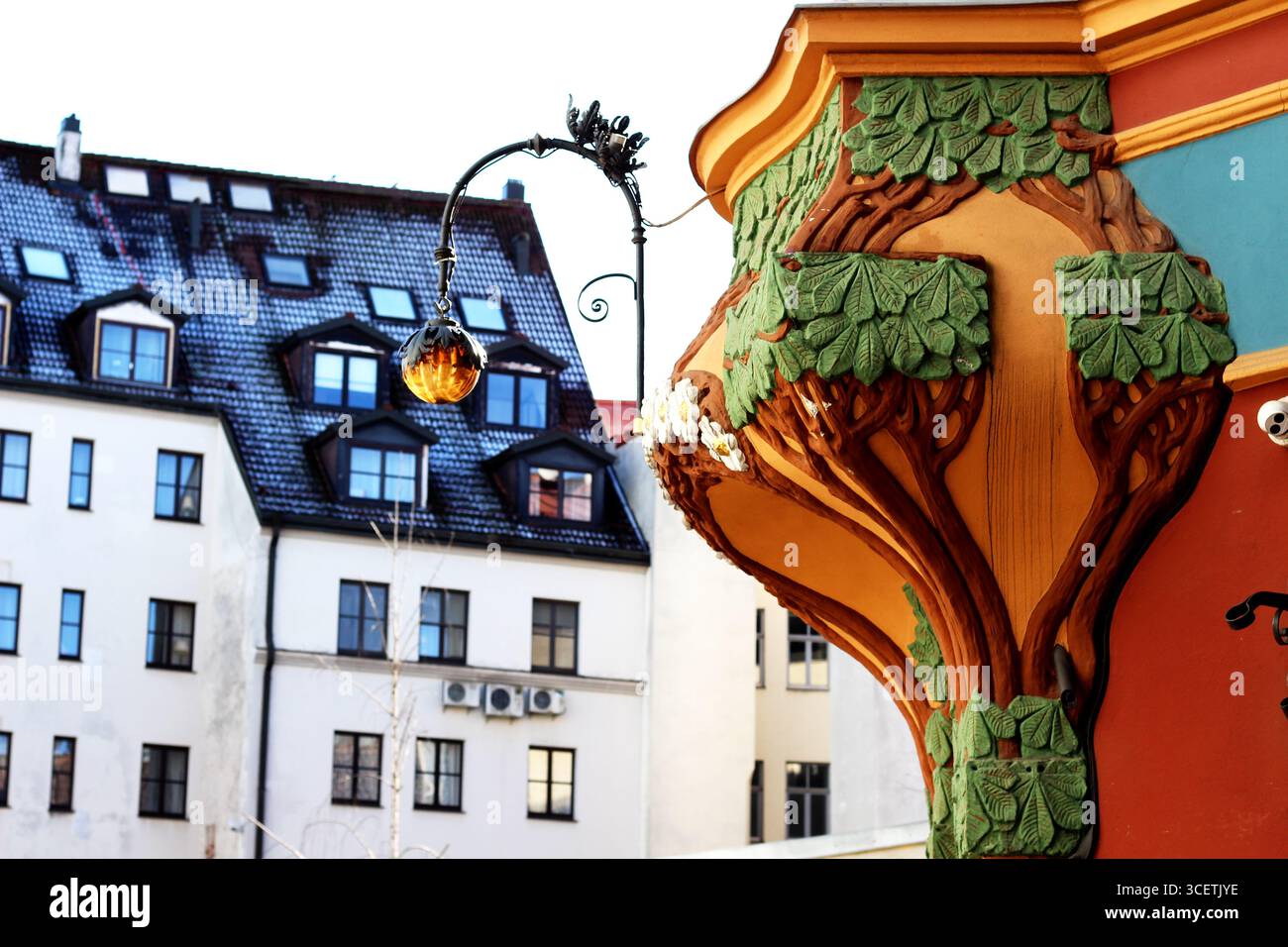 Partie d'un fabuleux bâtiment art nouveau dans la rue Kalēju, Riga, Lettonie, avec des dessins influencés par la nature Banque D'Images