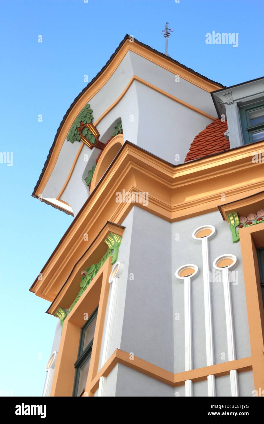 Partie d'un fabuleux bâtiment art nouveau dans la rue Kalēju, Riga, Lettonie, avec des dessins influencés par la nature Banque D'Images