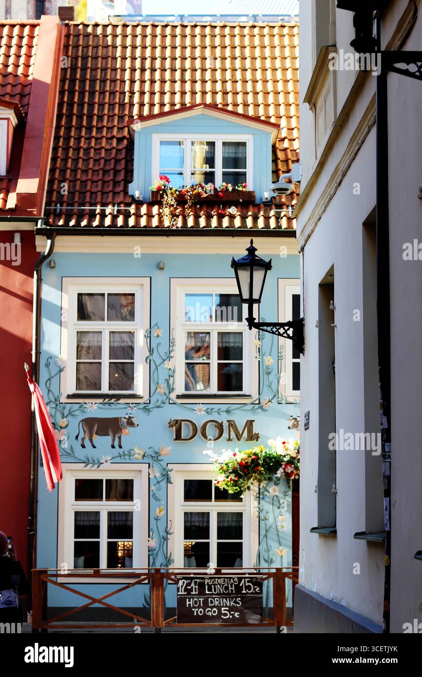 Riga Street Scenes - vue à travers Krāmu iela jusqu'au DOM, un bistrot situé dans la vieille ville de Riga en Lettonie Banque D'Images