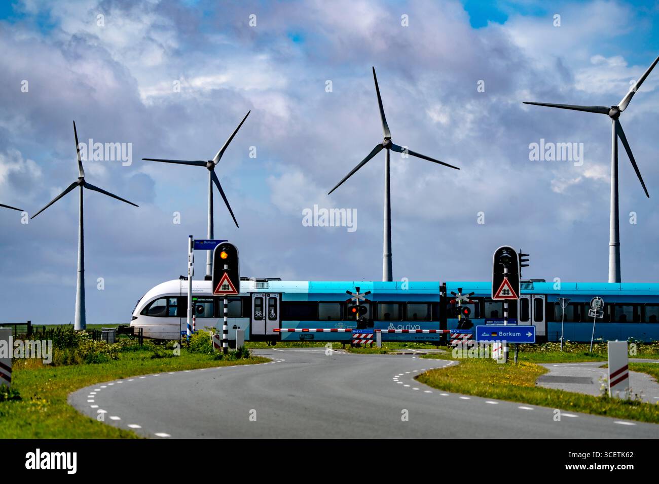 Parcs éoliens Westereems et Growind, avec un total de plus de 80 éoliennes, dans le port maritime d'Eemshaven, dans la province de Groningen, au nord-ouest Banque D'Images
