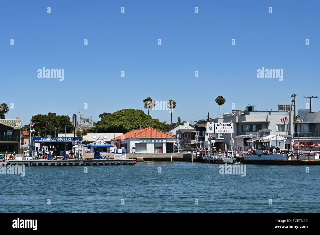 NEWPORT BEACH, CALIFORNIE - 01 août 2025 : vue de Newport Bay vers l'île de Balboa et le terminal des ferries depuis la péninsule de Balboa. Banque D'Images