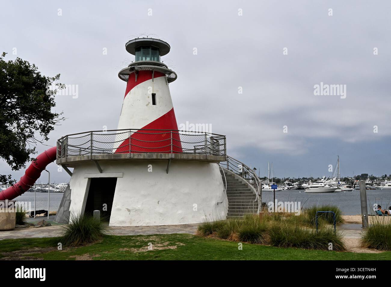 NEWPORT BEACH, CALIFORNIE - 14 août 2025 : Replica Lighthouse dans le terrain de jeu de Marina Park sur la péninsule de Balboa. Banque D'Images