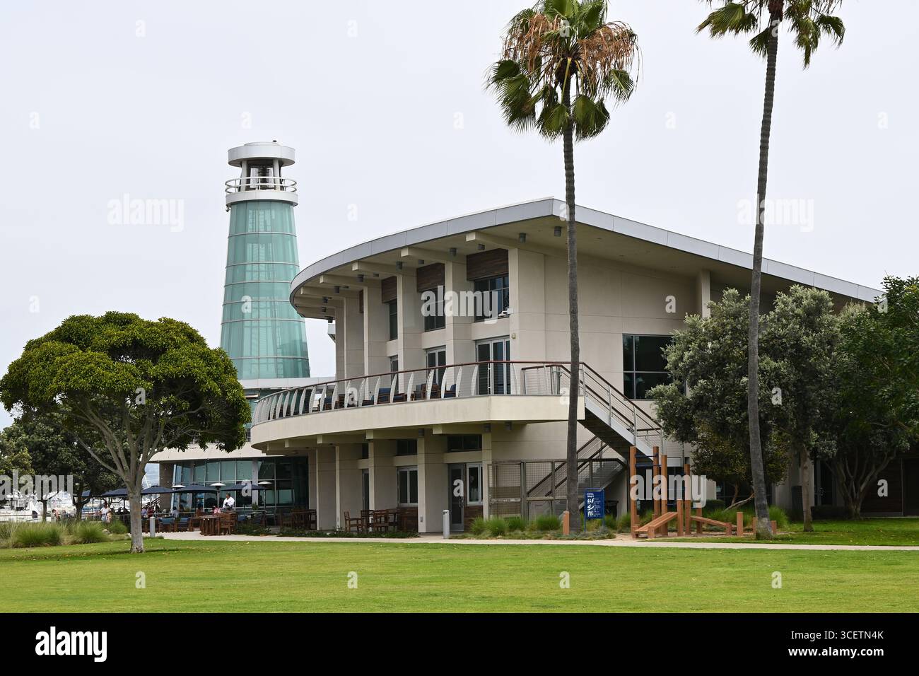 NEWPORT BEACH, CALIFORNIE - 14 août 2025 : The Lighthouse Cafe dans Marina Park sur la péninsule de Balboa. Banque D'Images NEWPORT BEACH, CALIFORNIE - 14 août 2025 : The Lighthouse Cafe dans Marina Park sur la péninsule de Balboa. Banque D'Images