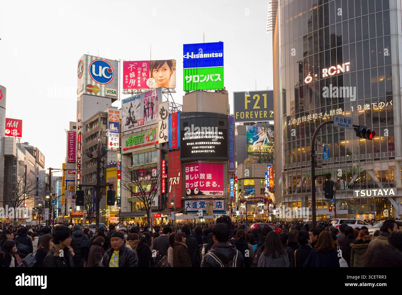 Croisement de la rue la plus achalandée du monde, passage de la station Shibuya, Shibuya, Shibuya-ku, Tokyo, Kanto, Japon Banque D'Images
