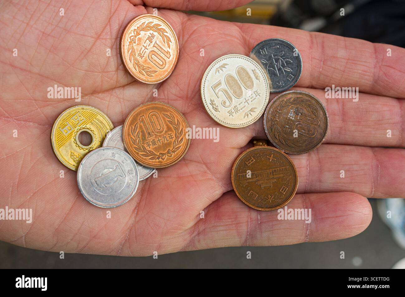 Yen japonais coins à Palm d'une part, Tokyo, Kanto, Japon Banque D'Images