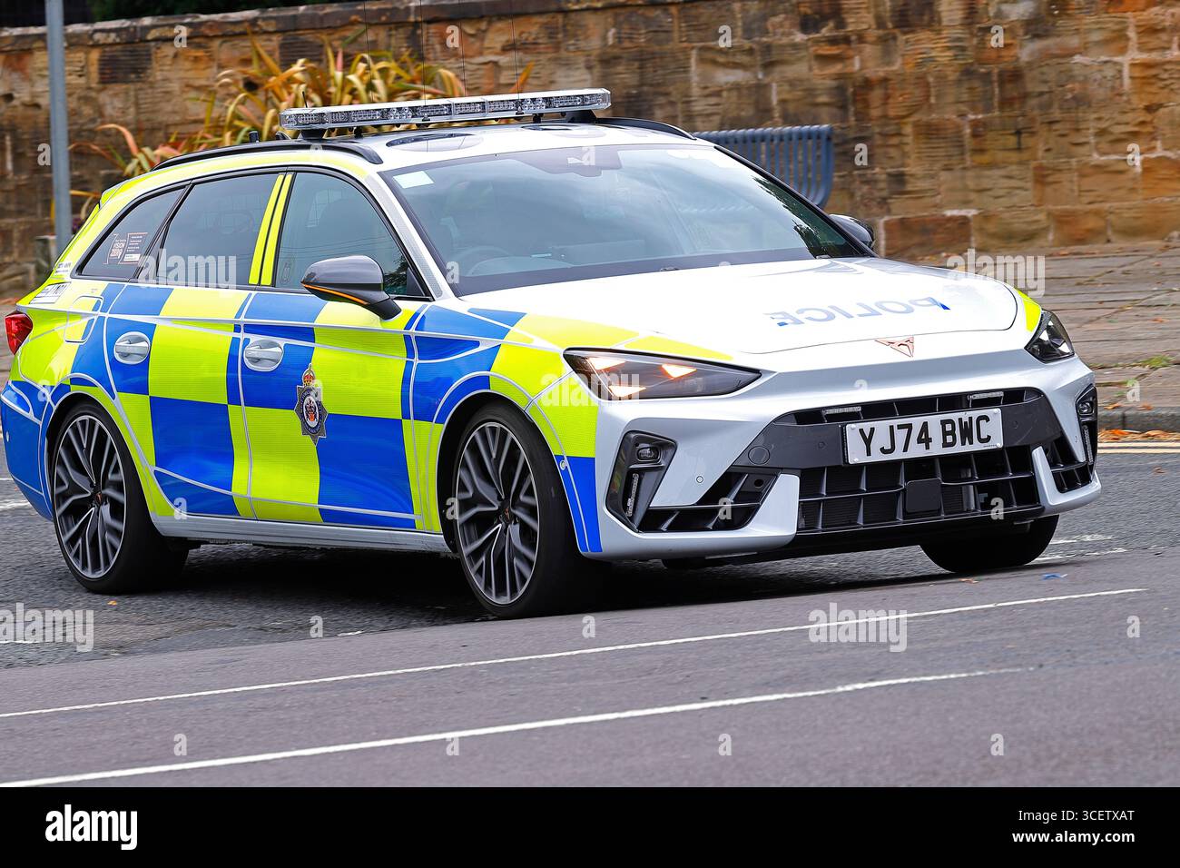 Un nouveau véhicule de police SEAT Cupra de la force de police du West Yorkshire vu lors d'un accident de la route à Swillingotn, West Yorkshire, Royaume-Uni Banque D'Images