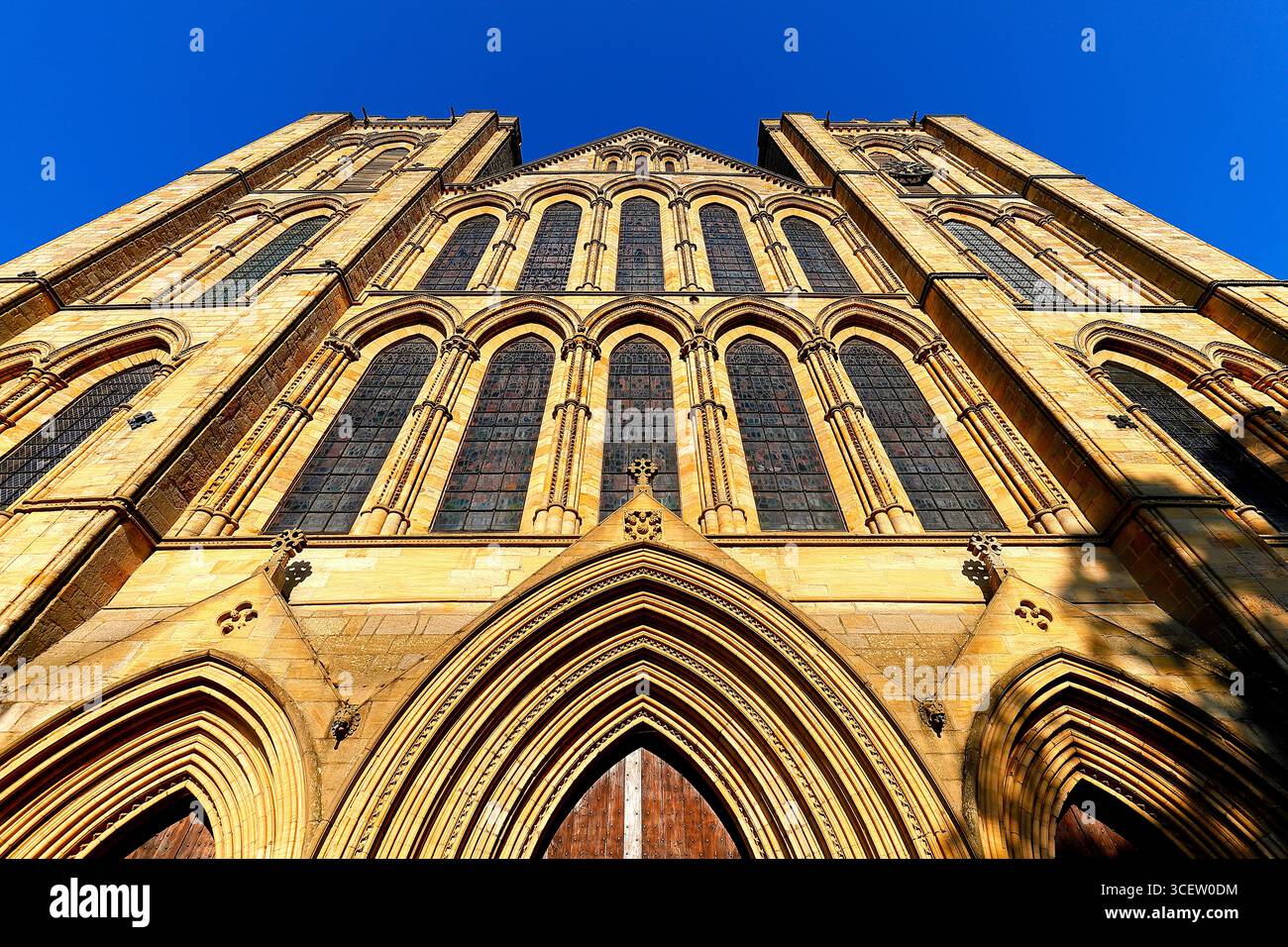 Face ouest et côté entrée de la cathédrale de Ripo dans le Yorkshire du Nord, Royaume-Uni Banque D'Images