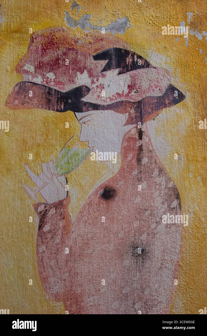 Illustration murale pastel rose et jaune d'une élégante dame de haute classe du 19ème siècle dans un grand chapeau fleuri dégustant une boisson verte dans un verre à vin Banque D'Images