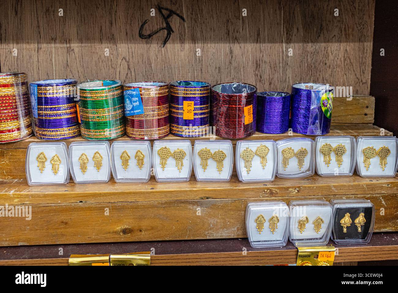 Bracelets décoratifs colorés avec des ensembles de bijoux assortis affichés dans un éclairage de magasin lumineux Banque D'Images