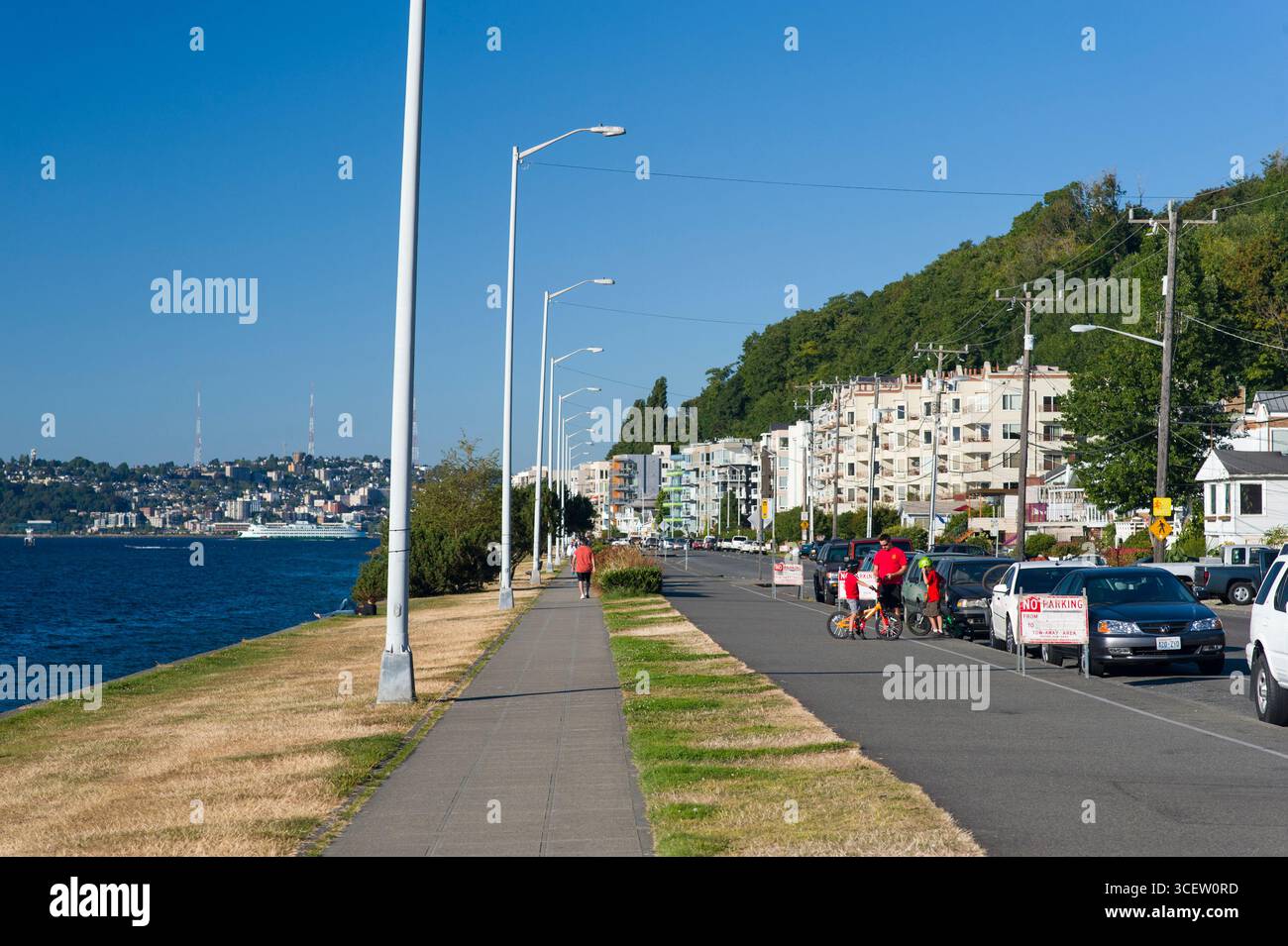 Deux chemins le long du rivage à Alki, West Seattle, comté de King, Washington, États-Unis Banque D'Images