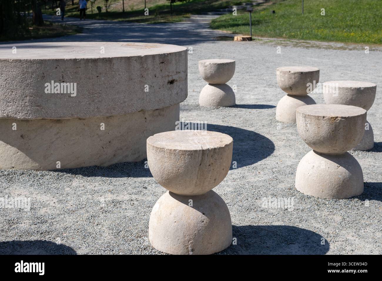 bancs et table abstraits, inspirés par des formes minimalistes et sculpturales dans un cadre de parc public, avec des formes géométriques et des textures lisses Banque D'Images