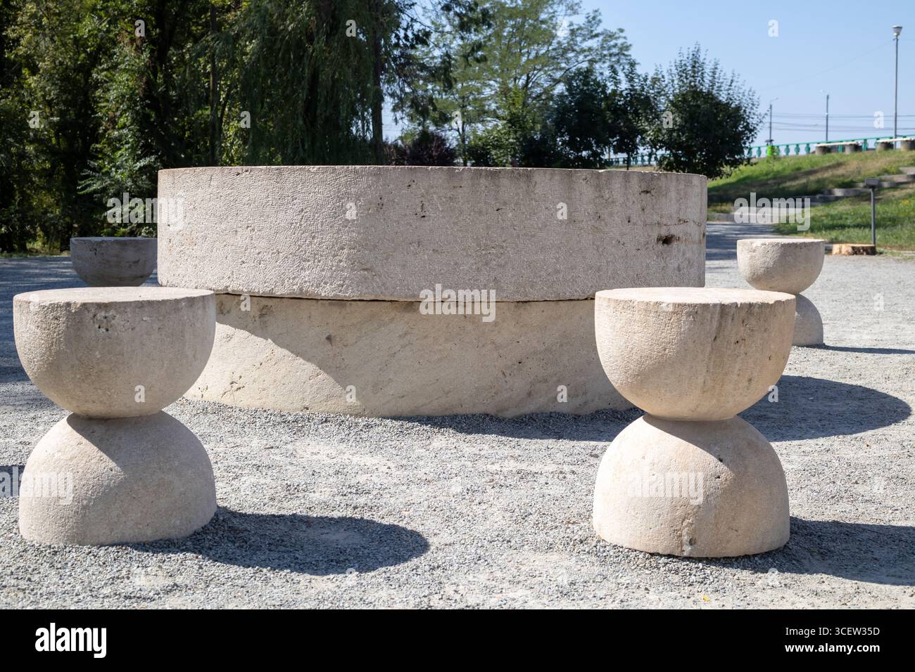 bancs et table abstraits, inspirés par des formes minimalistes et sculpturales dans un cadre de parc public, avec des formes géométriques et des textures lisses Banque D'Images