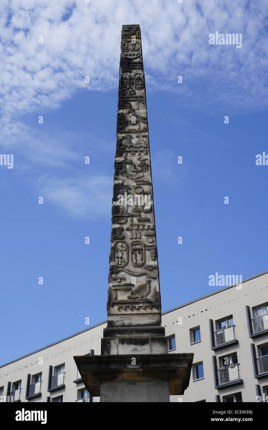 Gros plan vertical de l'Obélisque de Neustadt Gate (Obélisque des Neustädter Tor), monument de l'art public dans le quartier historique de la vieille ville de Potsdam Banque D'Images