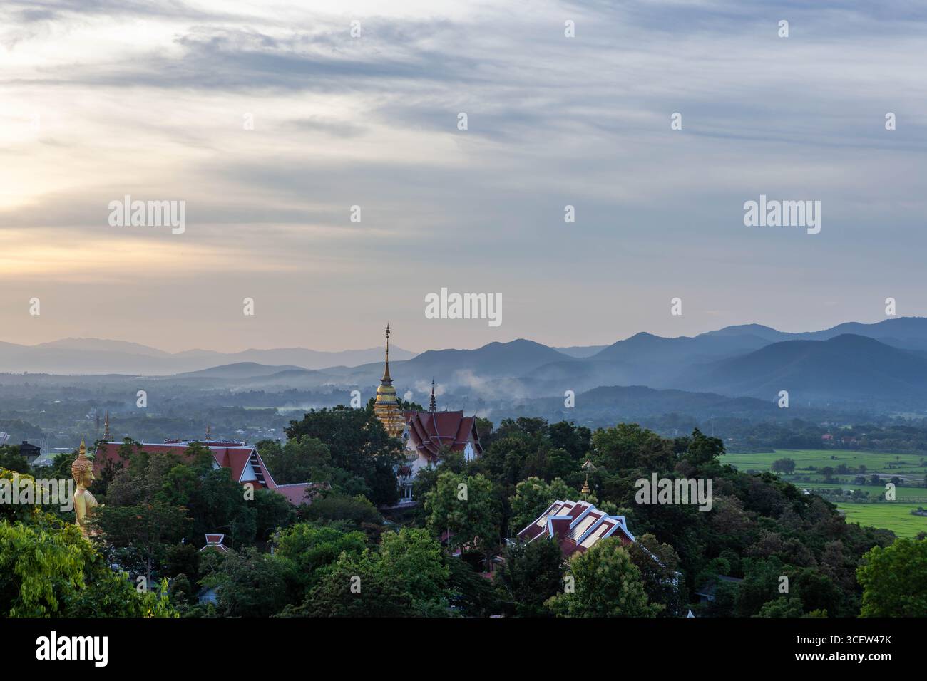 Vue sur le temple Doi Saket et paysage du nord de la Thaïlande près de la ville de Chiang mai. Banque D'Images