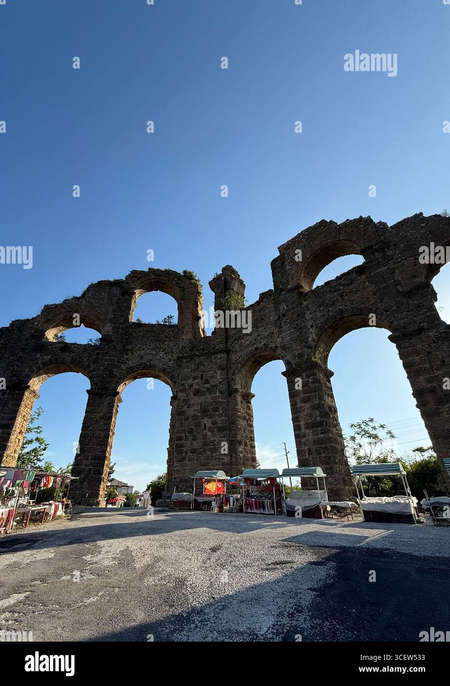 Turkiye, Antalya, aqueduduc d'Aspendos, l'ancien aqueduc romain d'Aspendos en Turquie, préservé dans un paysage rural pittoresque sous un ciel bleu clair. - Image de stock capturée avec un smartphone
