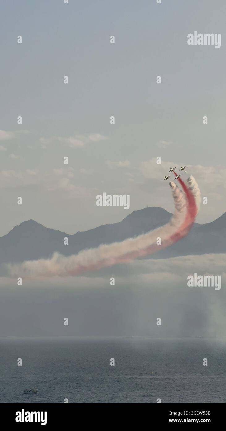 Turkiye, Antalya, Konyaalti avril 23, 2025 étoiles turques. Vols de démonstration au-dessus de la ville de 'stars turques'. Acrobaties aériennes incroyables. - Image de stock capturée avec un smartphone