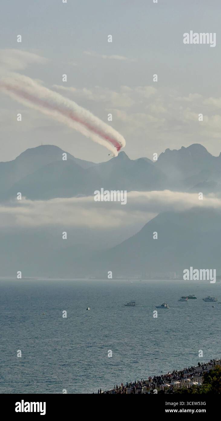 Turkiye, Antalya, Konyaalti avril 23, 2025 étoiles turques. Vols de démonstration au-dessus de la ville de 'stars turques'. Acrobaties aériennes incroyables. - Image de stock capturée avec un smartphone
