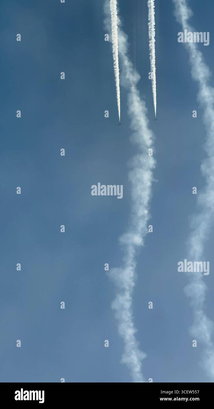 Turkiye, Antalya, Konyaalti avril 23, 2025 étoiles turques. Vols de démonstration au-dessus de la ville de 'stars turques'. Acrobaties aériennes incroyables. - Image de stock capturée avec un smartphone