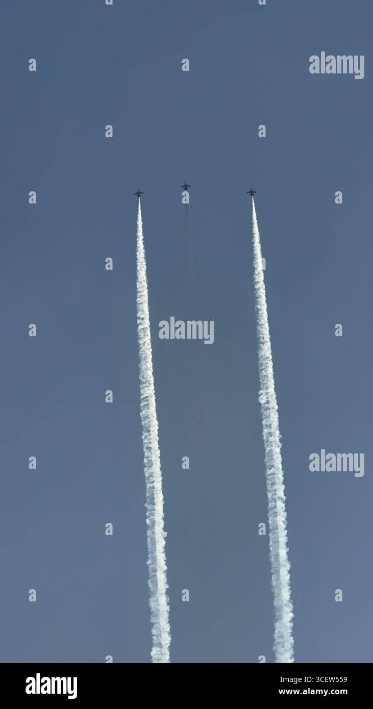 Turkiye, Antalya, Konyaalti avril 23, 2025 étoiles turques. Vols de démonstration au-dessus de la ville de 'stars turques'. Acrobaties aériennes incroyables. - Image de stock capturée avec un smartphone