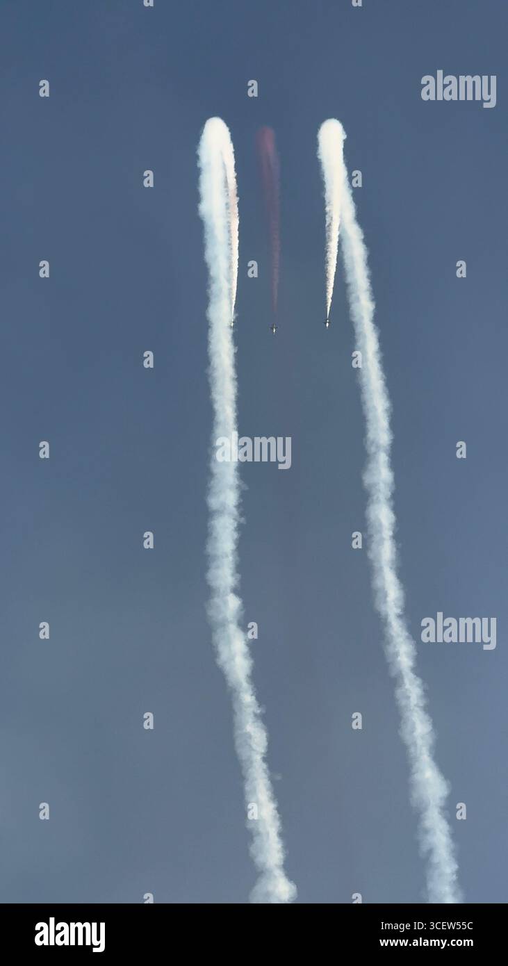 Turkiye, Antalya, Konyaalti avril 23, 2025 étoiles turques. Vols de démonstration au-dessus de la ville de 'stars turques'. Acrobaties aériennes incroyables. - Image de stock capturée avec un smartphone