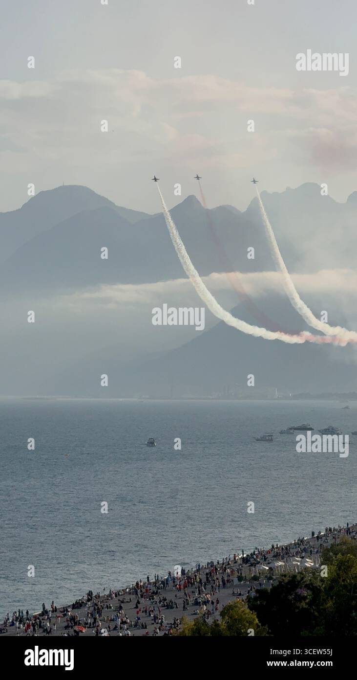 Turkiye, Antalya, Konyaalti avril 23, 2025 étoiles turques. Vols de démonstration au-dessus de la ville de 'stars turques'. Acrobaties aériennes incroyables. - Image de stock capturée avec un smartphone