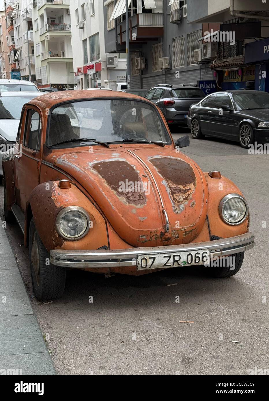 Turkiye, Antalya 31/2025 : Volkswagen Juke. La voiture rétro dans la ville. Voiture rouillée. Une très vieille voiture dans la rue de la ville - Image de stock capturée avec un smartphone