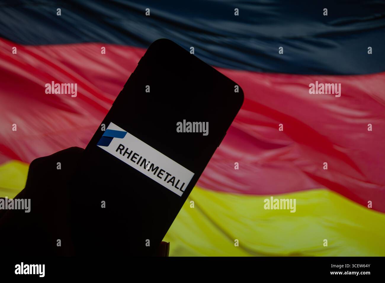 Rheinbach, Allemagne 18 août 2025, le logo de la marque de la société de défense allemande 'Rheinmetall' sur l'écran d'un smartphone Banque D'Images