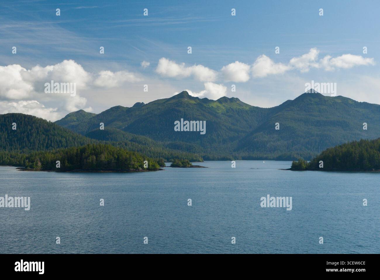 Vue de la forêt nationale de Tongass à partir de la Manche orientale de la baie Sitka, Alaska, USA Banque D'Images