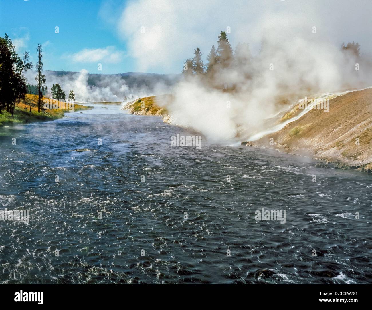 sources chaudes qui se jettent dans la rivière firehole dans le parc national de yellowstone, wyoming Banque D'Images