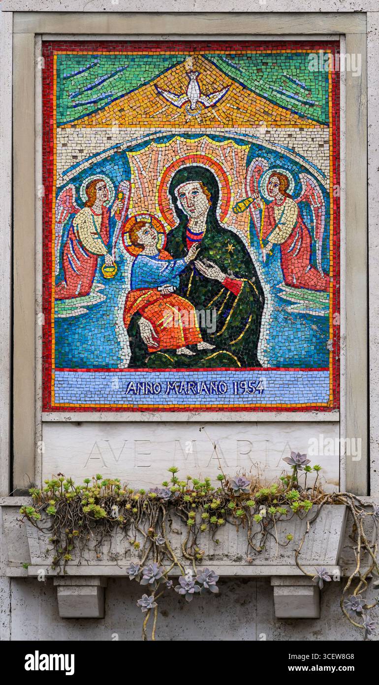 Mosaïque de la Vierge Marie avec l'enfant Jésus (Hodegetria) sur un coin de rue à Rome. (Coin via del Porto fluviale et via del Gazometro) Banque D'Images