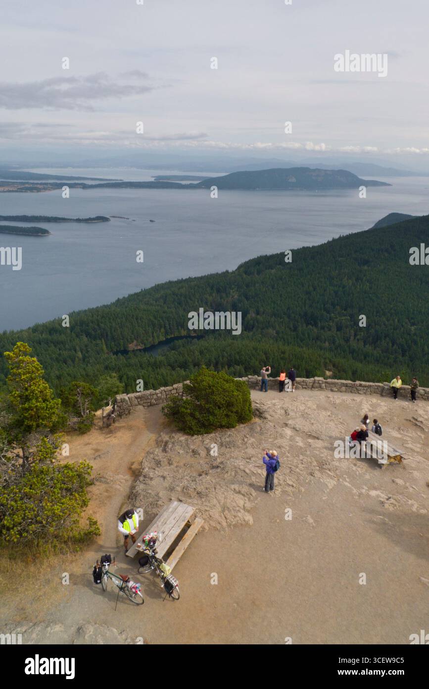 Les personnes bénéficiant de la vue depuis le sommet du mont Constitution, Moran State Park, Orcas Island, San Juan County, Washington, USA Banque D'Images