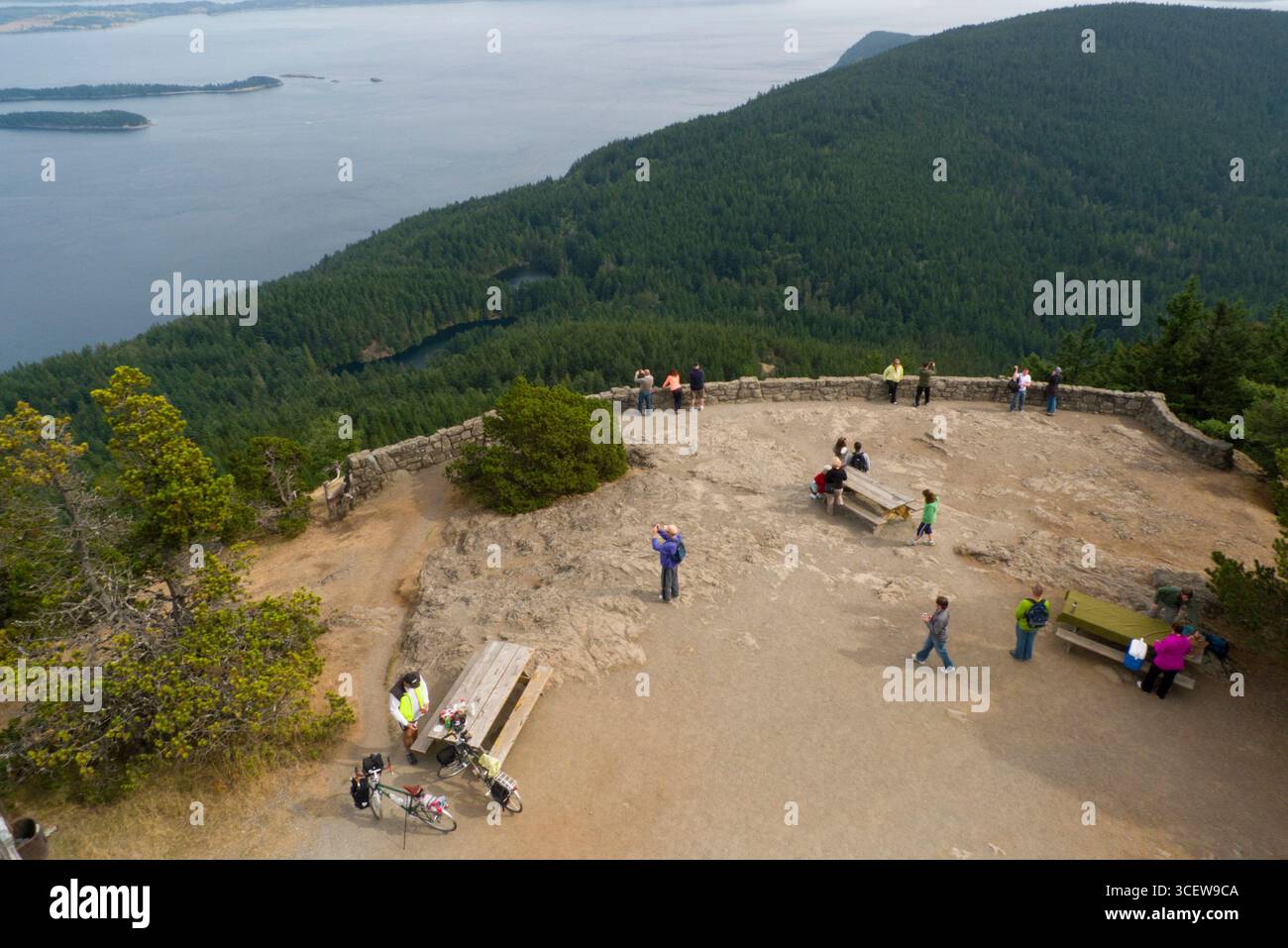 Les personnes bénéficiant de la vue depuis le sommet du mont Constitution, Moran State Park, Orcas Island, San Juan County, Washington, USA Banque D'Images