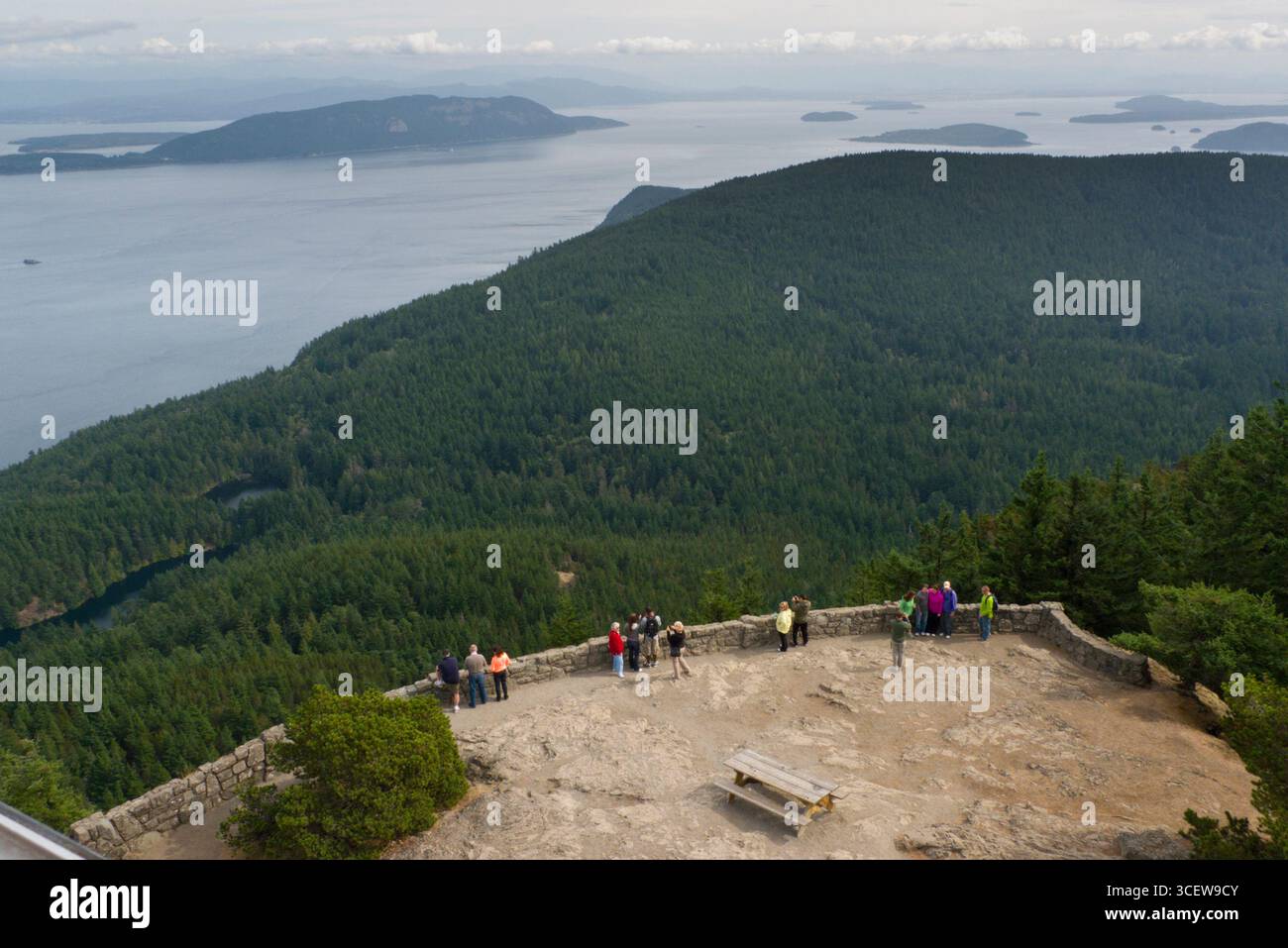 Les personnes bénéficiant de la vue depuis le sommet du mont Constitution, Moran State Park, Orcas Island, San Juan County, Washington, USA Banque D'Images