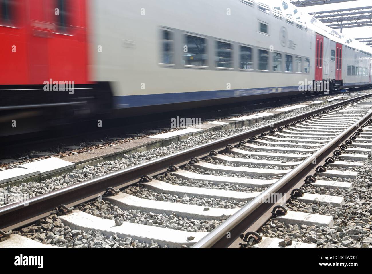 Les voies ferroviaires et les trains dans la gare sud de Bruxelles Banque D'Images