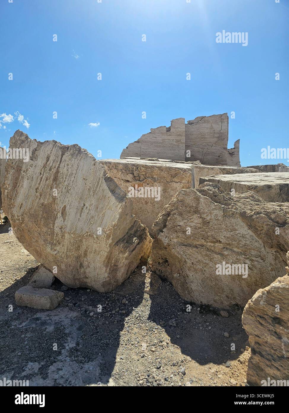 Blocs blancs géants dans les mines de marbre Cuatro Cienegas, Coahuila, Mexique est un paysage étonnant dans un coin du désert autrefois Banque D'Images
