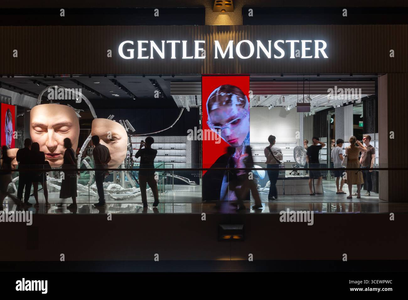 Gentle Monster magasin de luxe haut de gamme au Marina Bay Sands. Les acheteurs dans le magasin essayant les lunettes de soleil. Singapour. Banque D'Images