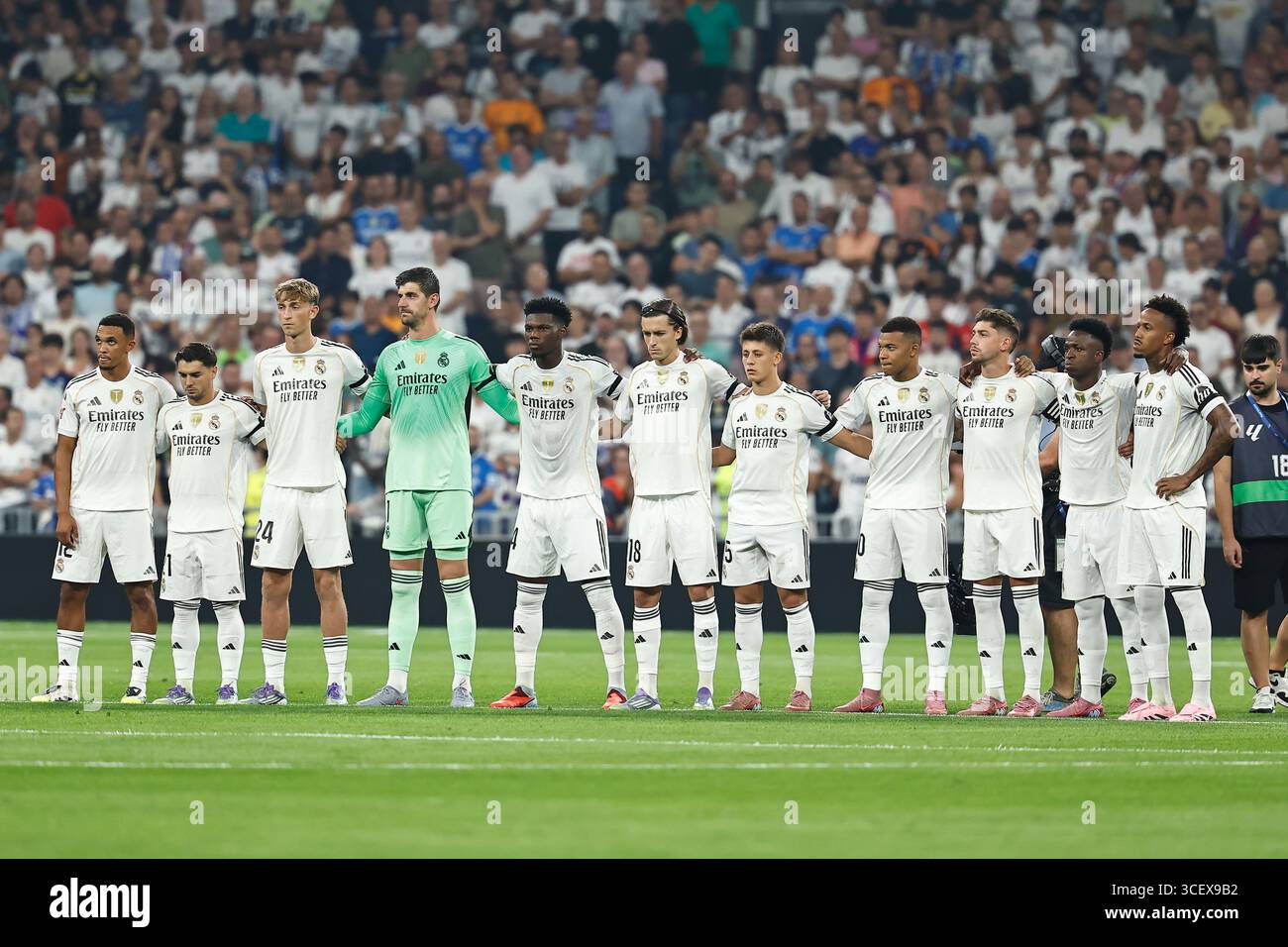 Madrid, Espagne. 19 août 2025. Real Madrid Team line-up (Real) Football/Soccer : Espagnol 'LaLiga EA Sports' match entre le Real Madrid CF - CA Osasuna à l'Estadio Santiago Bernabeu à Madrid, Espagne . Crédit : Mutsu Kawamori/AFLO/Alamy Live News Banque D'Images