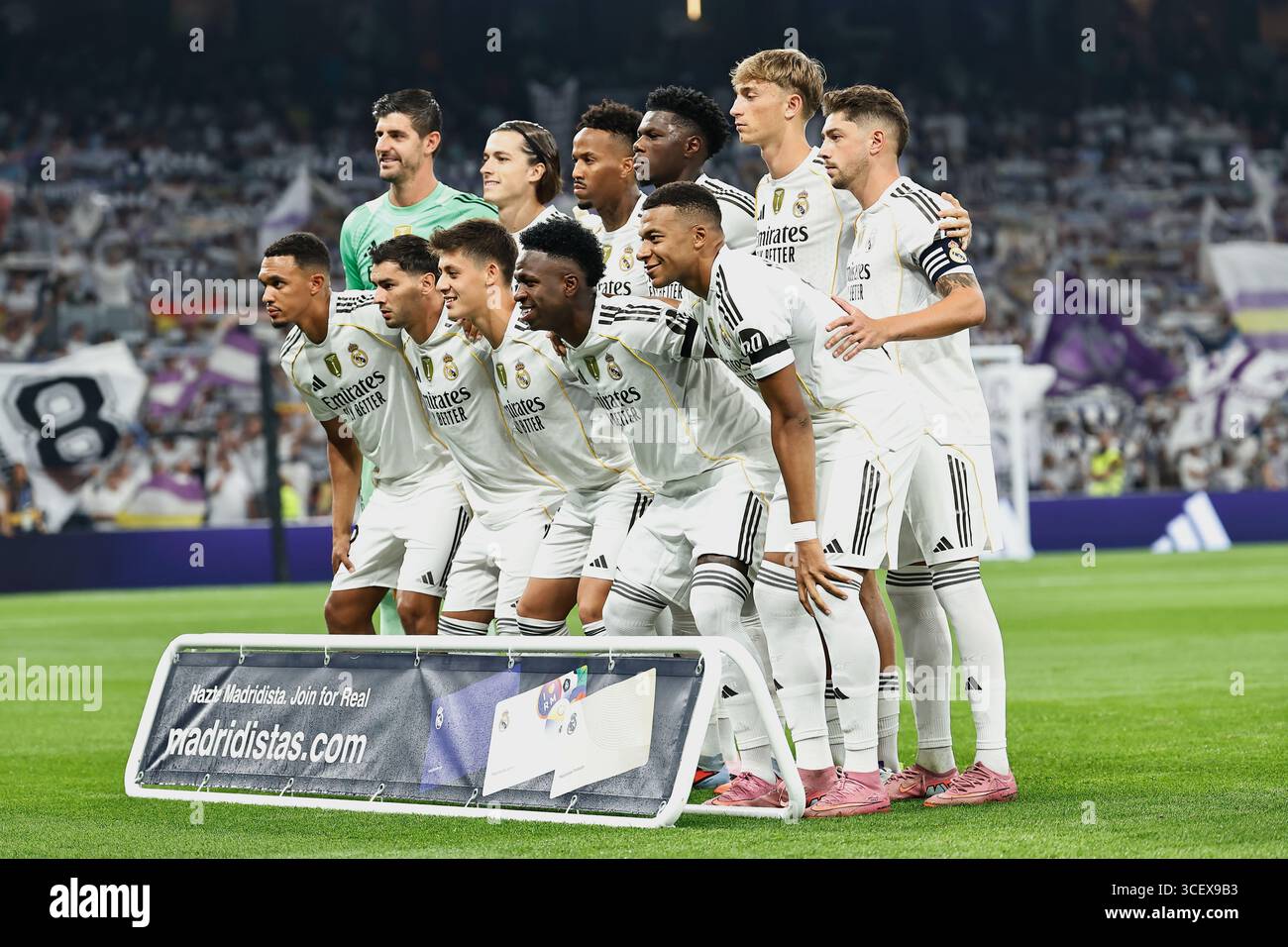 Madrid, Espagne. 19 août 2025. Real Madrid Team line-up (Real) Football/Soccer : Espagnol 'LaLiga EA Sports' match entre le Real Madrid CF - CA Osasuna à l'Estadio Santiago Bernabeu à Madrid, Espagne . Crédit : Mutsu Kawamori/AFLO/Alamy Live News Banque D'Images