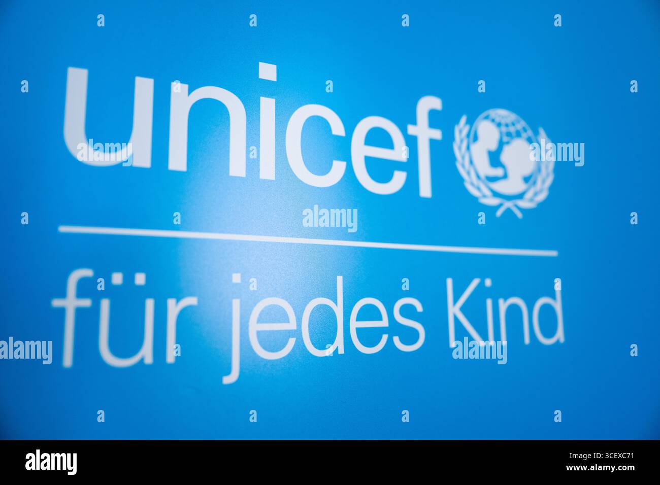 Berlin, Allemagne. 19 août 2025. Dans un bureau de l'UNICEF, il y a un affichage avec le logo de l'UNICEF. Crédit : Christophe Gateau/dpa/Alamy Live News Banque D'Images