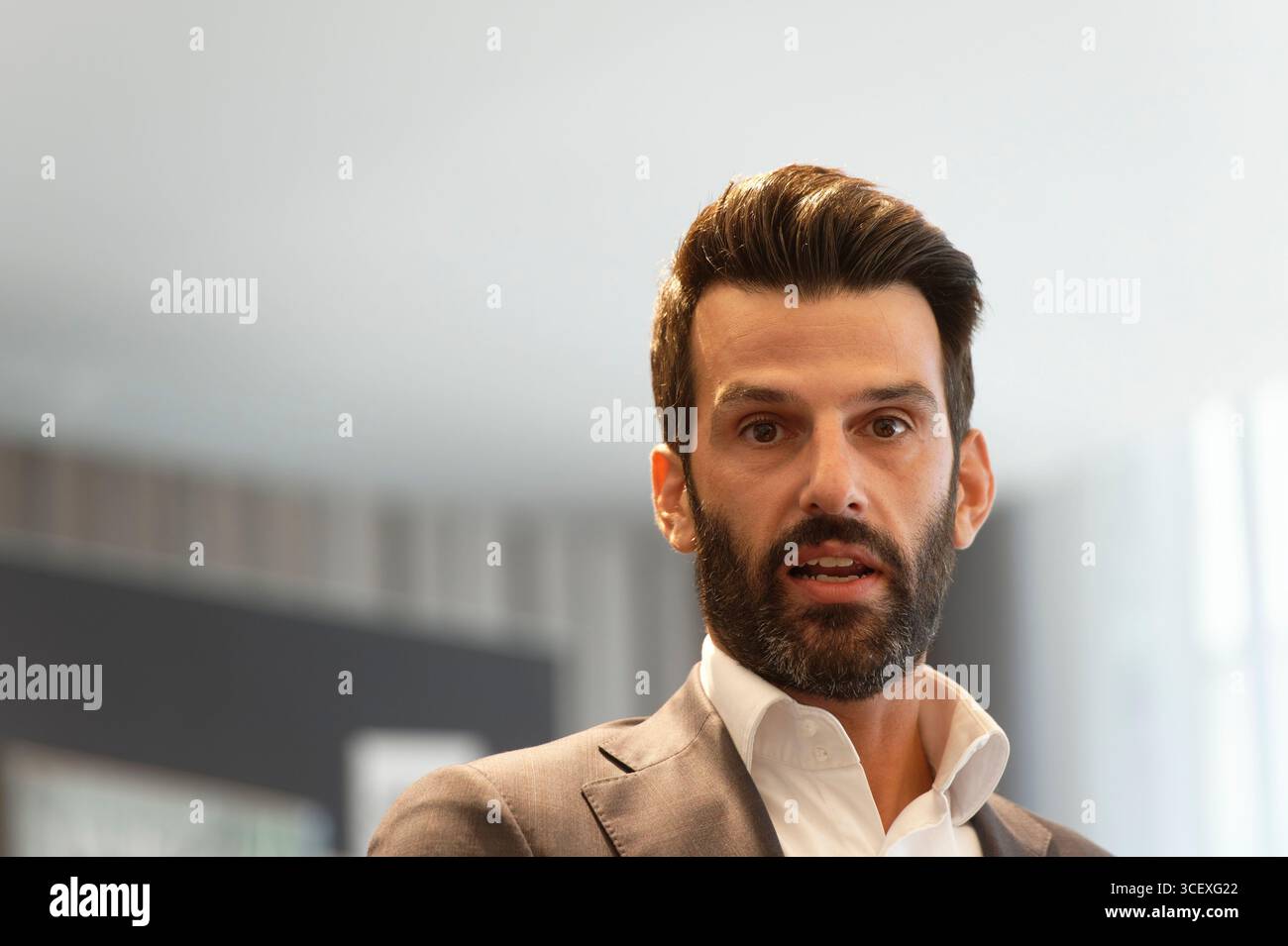 Vienne, Autriche. 18 août 2025. Udo Landbauer, vice-gouverneur de basse-Autriche (FPÖ), lors du lancement du livre « Merkel's Work – Our Downfall » à Vienne. Banque D'Images