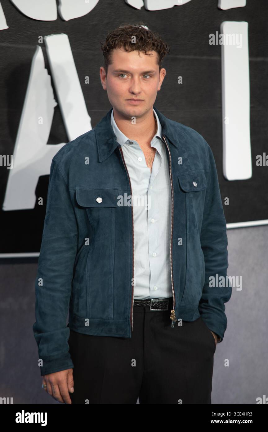 Londres, Royaume-Uni. 20 août 2025. Le fils Raff Law de Jude Law et de Sadie Frost pose sur le tapis rouge lors de la projection de gala de 'Catched Stealing' à Leicester Square . Cristina Massei/Alamy Live News. Banque D'Images