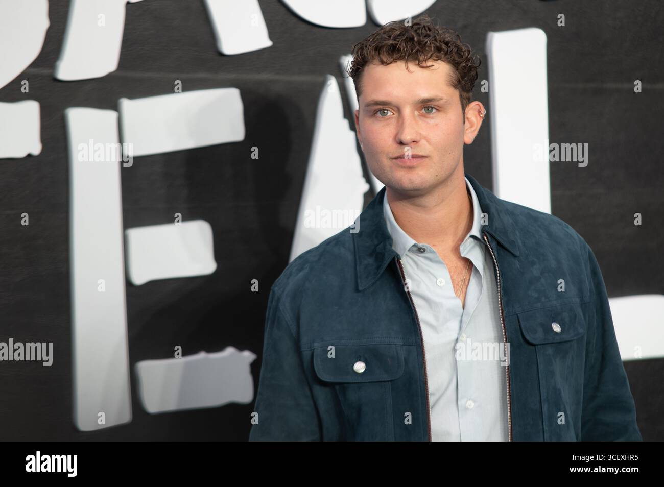 Londres, Royaume-Uni. 20 août 2025. Le fils Raff Law de Jude Law et de Sadie Frost pose sur le tapis rouge lors de la projection de gala de 'Catched Stealing' à Leicester Square . Cristina Massei/Alamy Live News. Banque D'Images